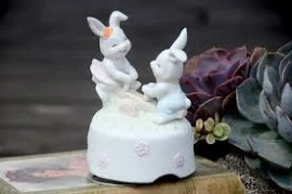 Joy to the World BOÎTE À MUSIQUE tournante Lapins en porcelaine sur Teeter Totter | Décor de printemps| Cadeau de baby shower| Pépinière vintage | Cha