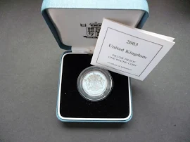 Monnaie royale du Royaume-Uni, 2003 Pièce d'une livre en argent de qualité BE, présentée dans un boîtier bleu Royal Mint avec folioles, représentant l