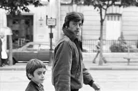 Alain Delon et son fils Anthony à Paris en 1982 - Photo à vendre | Paparazzi Art Gallery 60 x 90 cm / Plexiglas