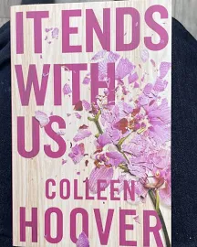 It Ends With Us. Colleen Hoover (paperback)