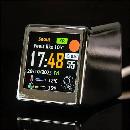 ミニスマートWiFi天気予報ステーションクロックDIY可愛いGIFアニメーション表示複数のテーマ選択便利なデスクトップデコレーションゲーミングセットアップのためのType-C電源使いやすいすべての都市に対応