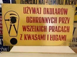 starą metalowa tablica BHP z PRL-u używaj okularów ochronnych