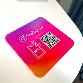 Yapışkan sırtlı Instagram ve Facebook ile özelleştirilmiş iş ortamı işareti QR kodu işareti akrilik