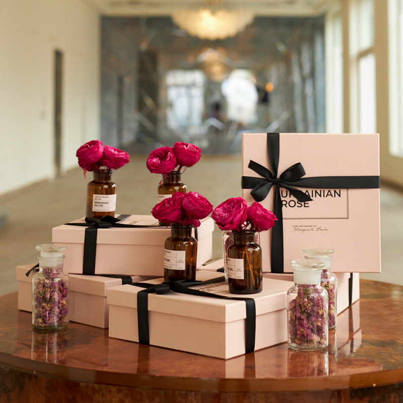 Подарункова коробка Ukrainian Rose зі стрічкою