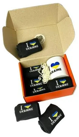 Подарунковий патріотичний бокс I Love UKRAINE із кружкою та шкарпетками 8 пар чорні для жінок. Подарункові набори
